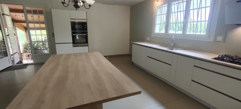 Nouvelle réalisation d'une cuisine sur mesure blanc mat profils bronze à Saint Morillon