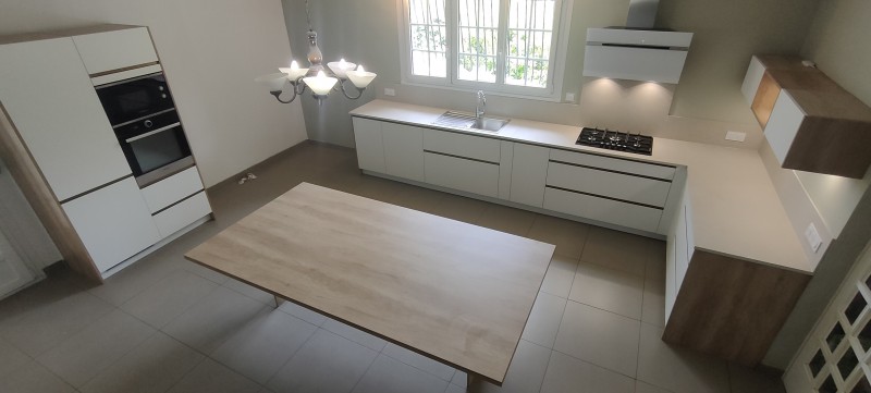 Nouvelle réalisation d'une cuisine sur mesure blanc mat profils bronze à Saint Morillon
