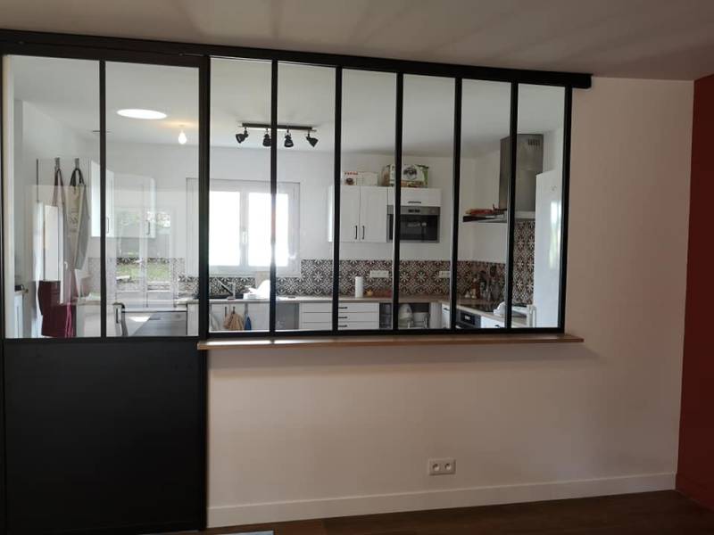 Verrière atelier sur mesure pour cuisine et salon avec porte coulissante à Blanquefort