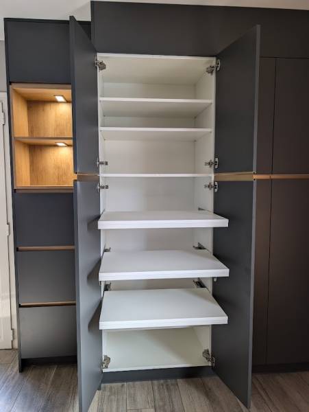 Aménagement intérieur pratique : étagères réglables et tablettes coulissantes pour optimiser le rangement des chaussures et accessoires.