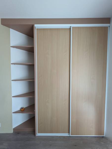 Dressing sur mesure en portes coulissantes avec ralentisseurs et étagères d'angle taillées sur mesure en niche ouverte à Podensac