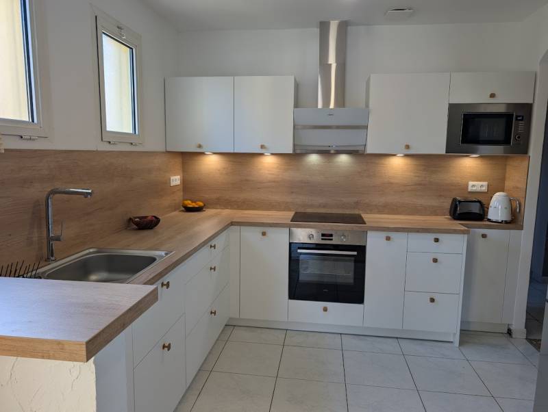 CUisine portes blanches et plan de travail bois avec poignées bronze à Cabanac