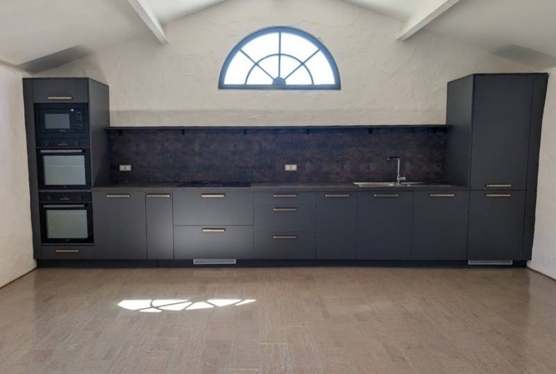Cuisine en long anthracite avec deux colonnes en extremité et plaque aspirante à Cabanc et villagrains