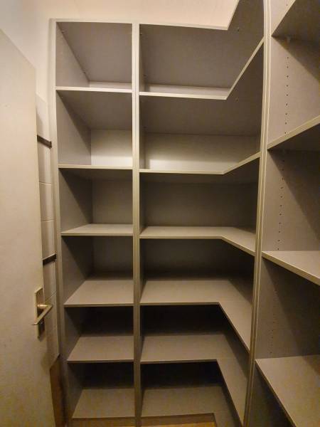 Placard meuble de rangement à étagères à bordeaux