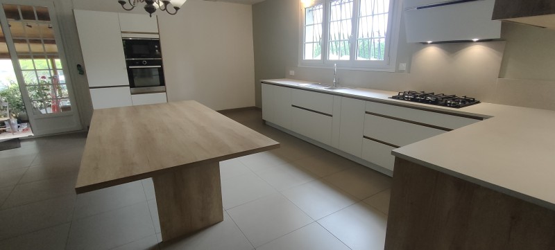 Nouvelle réalisation d'une cuisine sur mesure blanc mat profils bronze à Saint Morillon
