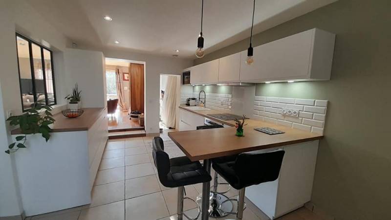 Cuisine blanc mat avec crédence métro à Bordeaux