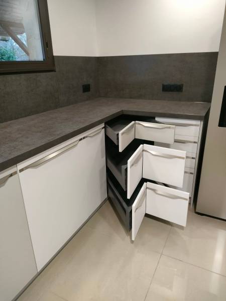 Cuisine blanc et gris laqué prestige et space corner 3 tiroirs