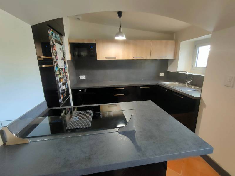 Réalisation cuisine laquée noire et bois  avec plan de travail en céramiqueà Saint Morillon