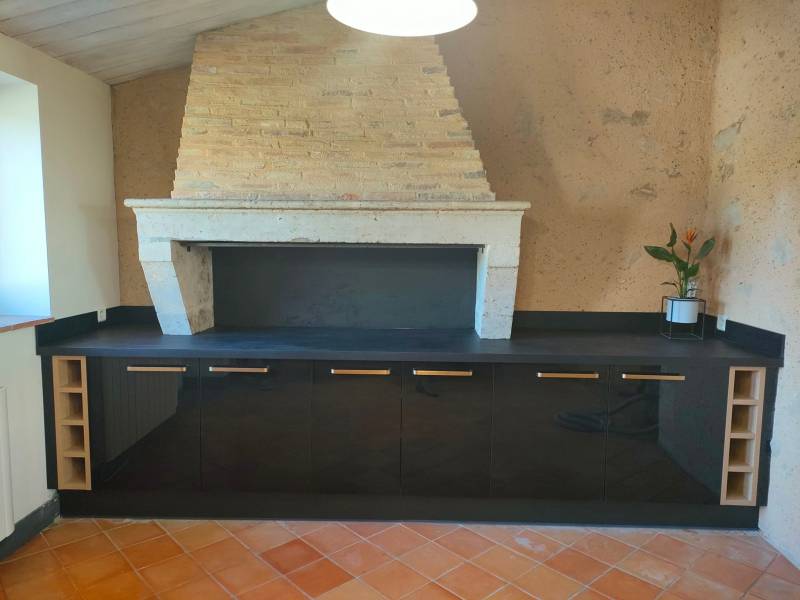 Réalisation d'un habillage en rangement pour cheminée à Saint Morillon