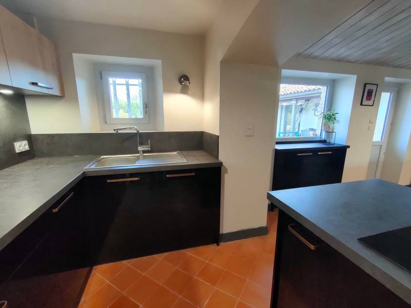 Réalisation cuisine laquée noire et bois à Saint Morillon