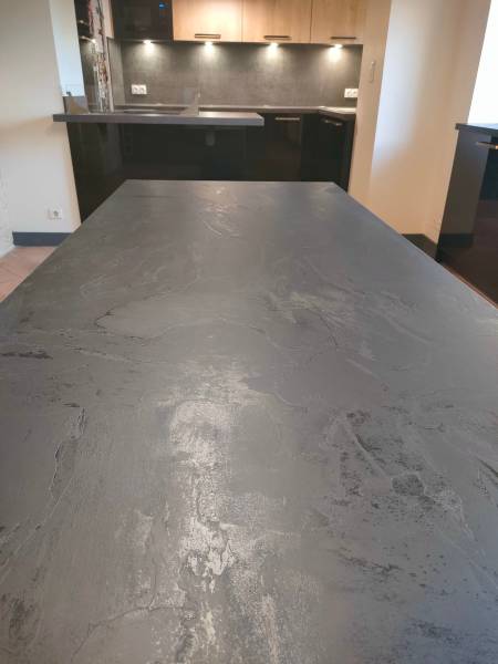 Réalisation d'une table de salle à manger en stratifié noir ardoise à Saint Morillon
