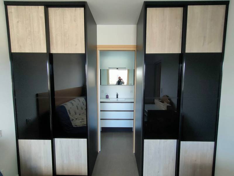 Installation double dressing japonisant bois et verre laqué noir au taillan Médoc