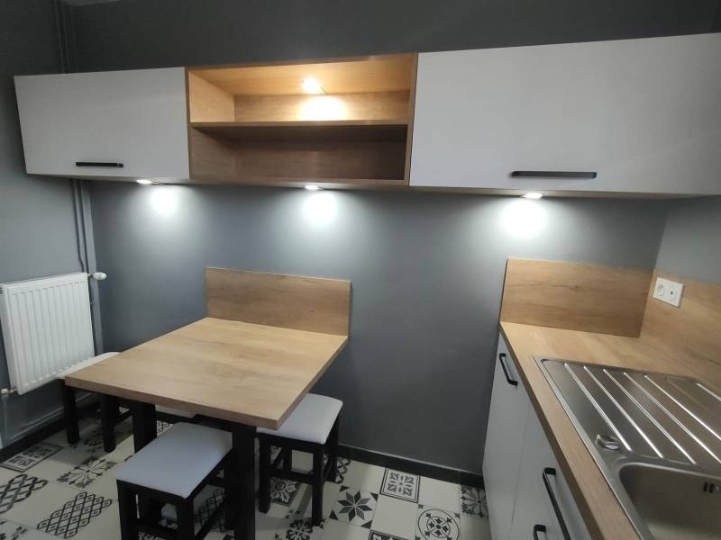 Meuble d'angle cusine blanc et bois avec poignées noires à Cenon proche de Bordeaux