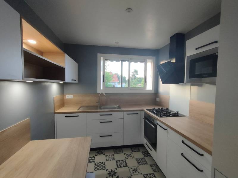 Avant / Après : Rénover sa cuisine pour la rendre design, moderne et pratique : c'est facile, suivez le guide de l'ameublement-sur-mesure avec Aquiréno à Landiras