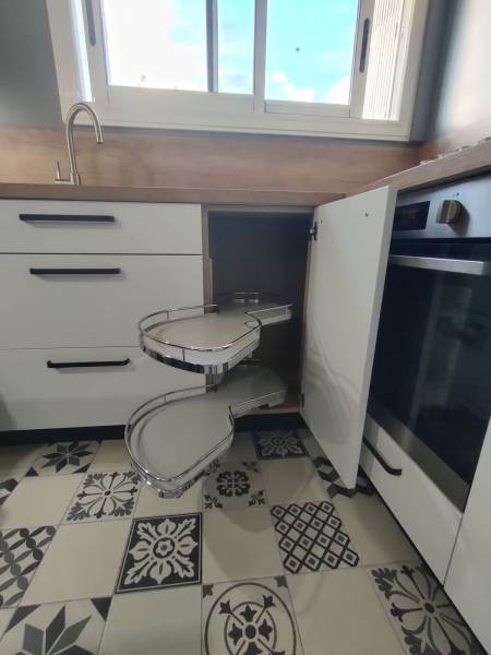 Meuble d'angle cusine blanc et bois avec plinthes noires à Cenon proche de Bordeaux