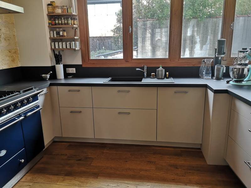 Cuisine cachemire et céramique noire mat à Bordeaux