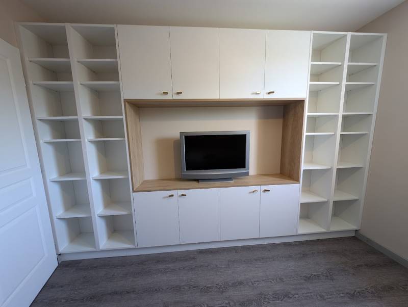 Meuble tv composition murale bois et blanc sur mesure avec niches ouvertes