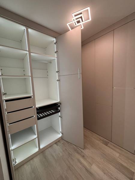 Dressing à portes battantes cachemire et cassons blanc