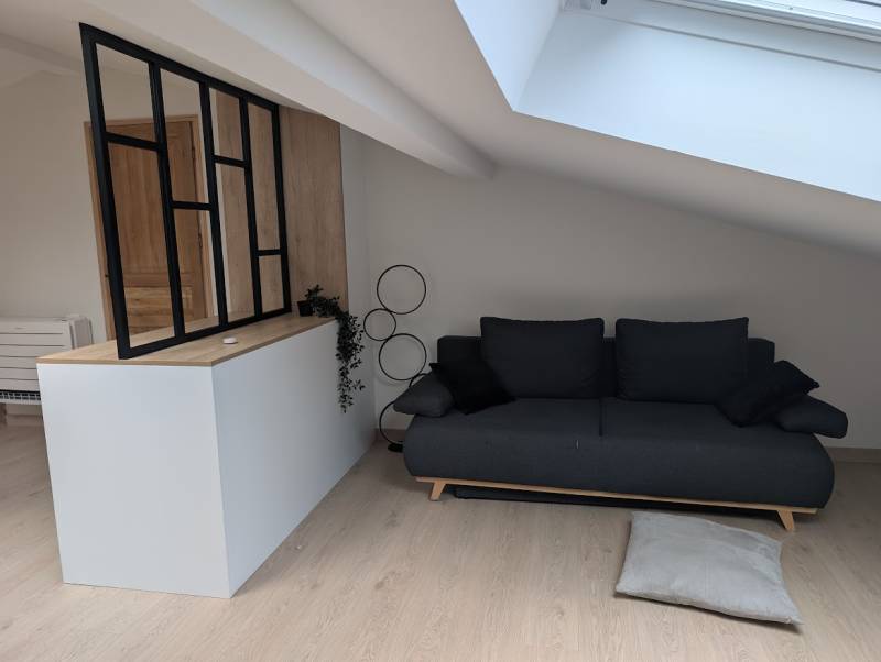 Détail de la création de verrière atelier à traverses aléatoires sans verre : une séparation décorative chic pour l'agencement sur mesure.