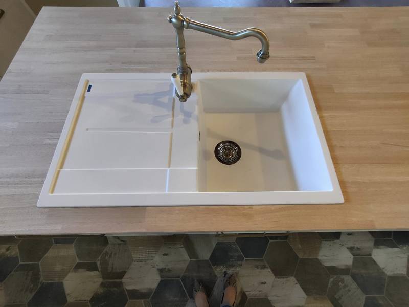 Evier résine blanche et mitigeur design rustique en bronze à Cadaujac