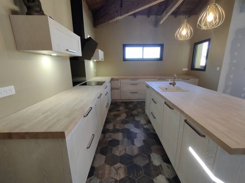 Double linéaire de meubles de cuisine sur mesure à Cadaujac
