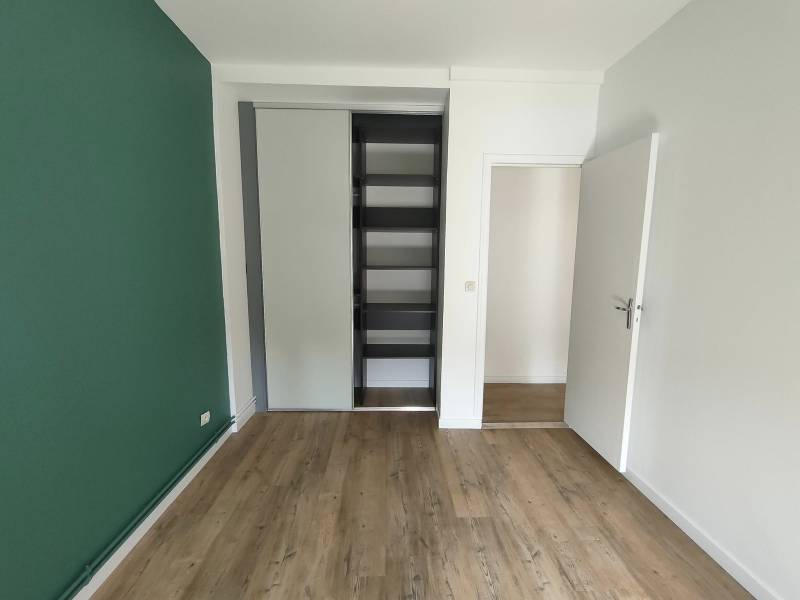 Dressing vert et gris avec étagères sur mesure à Bègles