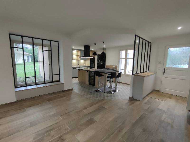 Cuisine avec verrière atelier noire à Saint Selve