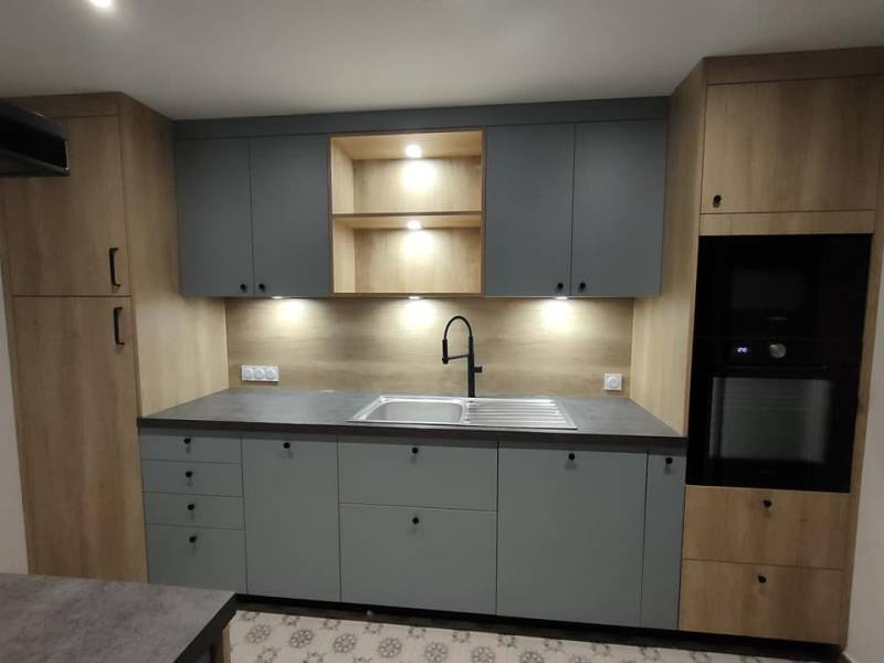 Cuisine avec colonnes de rangement à Saint Selve