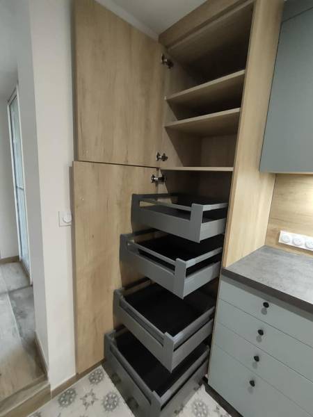 Colonne de rangement dans cuisine ouverte à Saint Selve