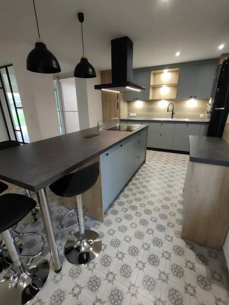 Cuisiniste Saint Selve cuisine avec niche ouverte éclairée à Saint Selve