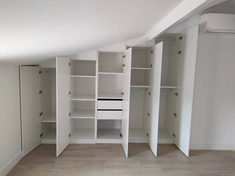 Dressing sous rampant avec tiroirs et accessoires