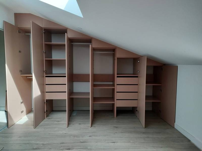 Réalisation d'un dressing sous rampant nude Abricot