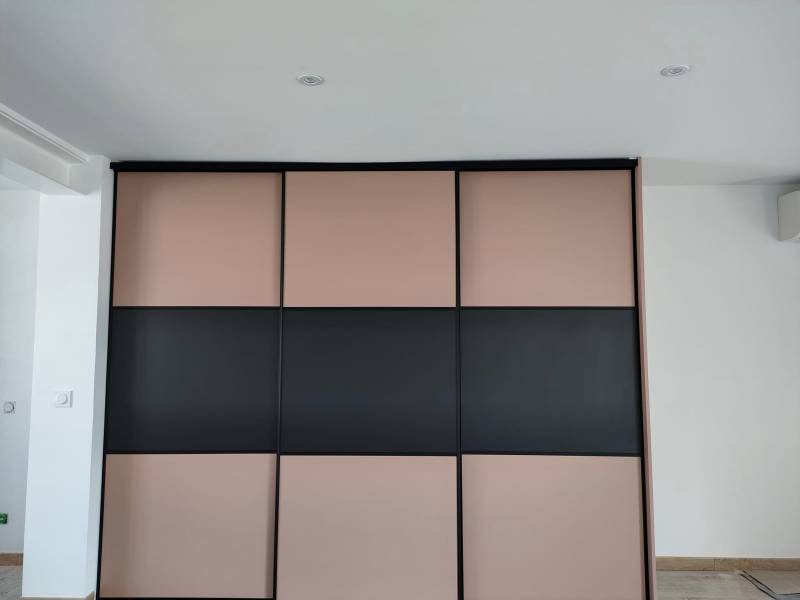 Réalisation d'un dressing droit en portes coulissantes colori Nude Abricot et Noir Mat à Portets