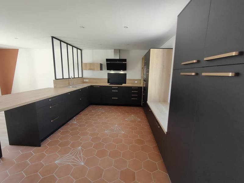 Cuisine noire mat et bois avec verrière atelier à Portets