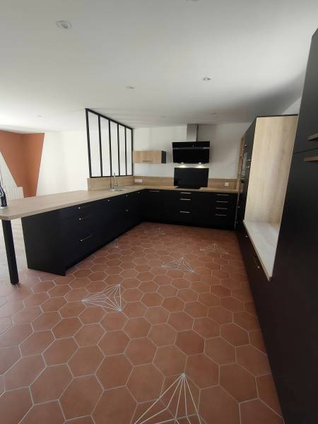 Cuisine design noire mat et bois à Portets proche de Bordeaux