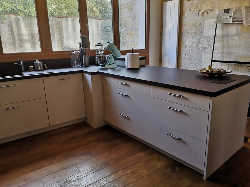 Angle de cuisine sur escalier