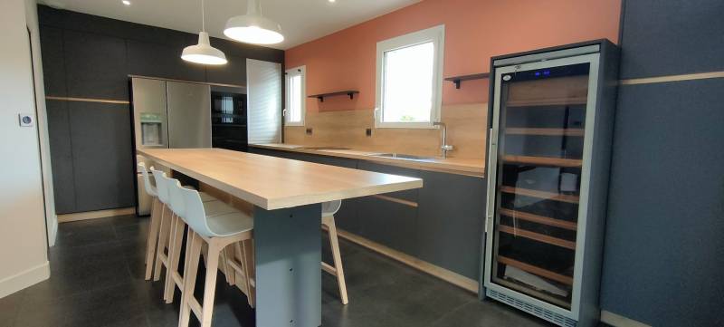 Cuisine sur mesure avec cave à vin et réfrigérateur américain à La Brède