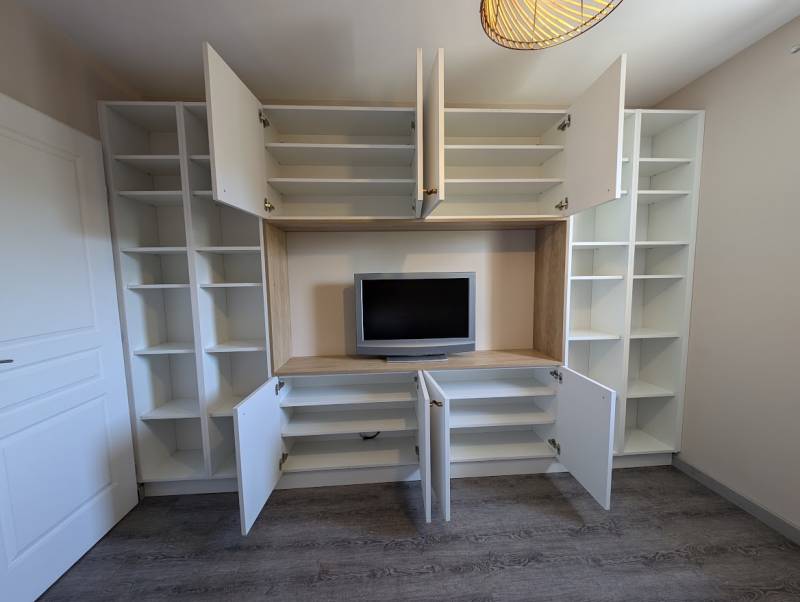 Meuble tv avec beaucoup de rangement placards et bibliothèque sur mesure