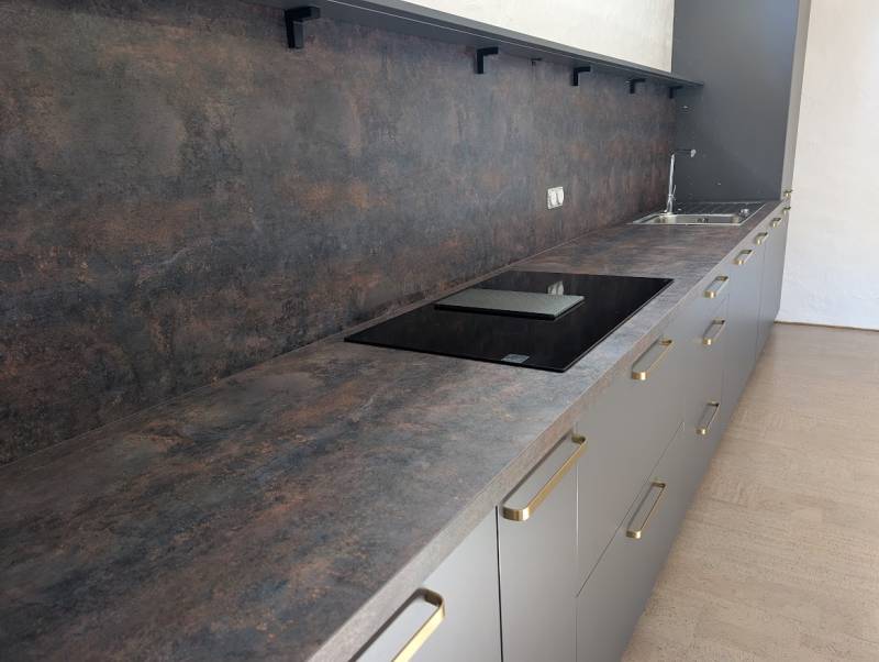 Cuisine toute en longueur anthracite avec plaque de cuisson induction aspirante