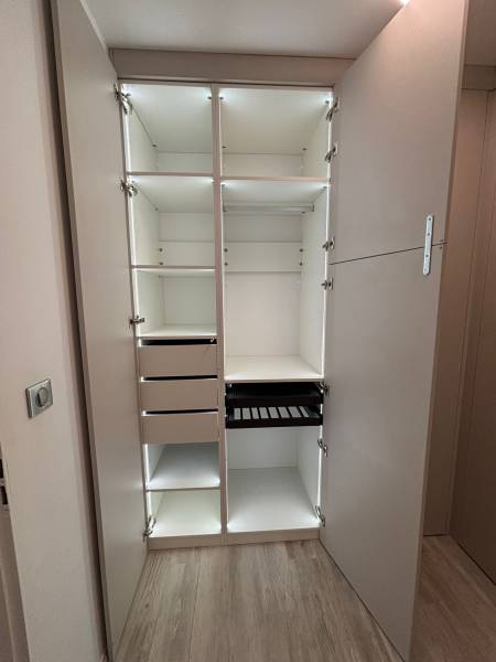 Dressing à Portes battantes à la Brède avec tiroirs et portes pantalons