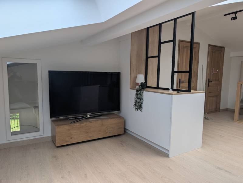 Création de verrière atelier décorative en aluminium noir mat et meubles placards à portes battantes sans poignées (façade blanc pur).