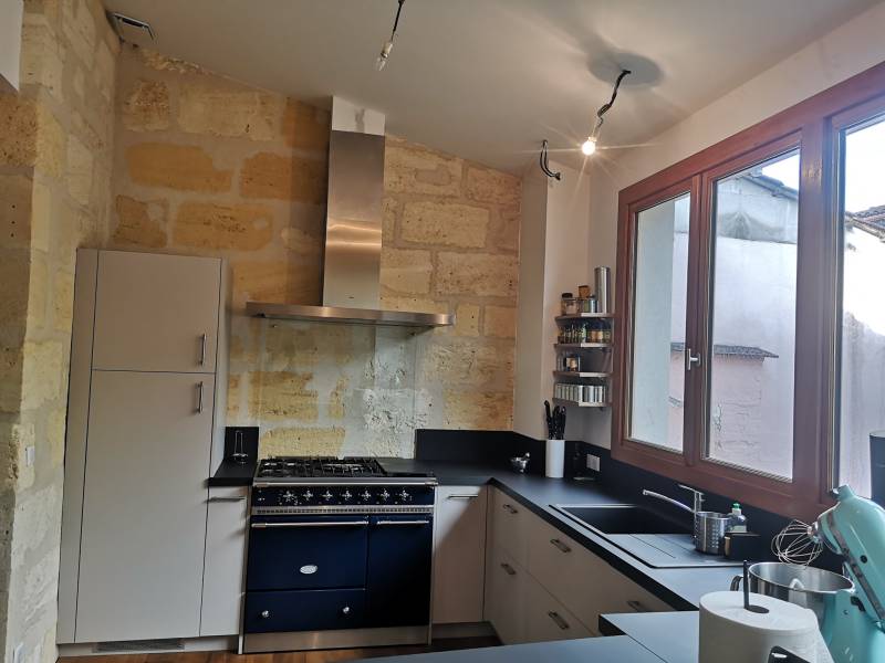 Cuisine cachemire et céramique noire mat et crédence verre à Bordeaux