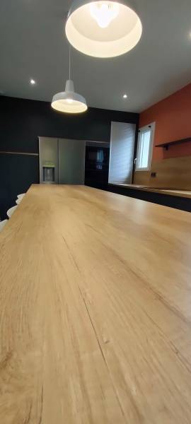Cuisine avec plan de travail colori chene naturel pour mur peche abricot à la brède