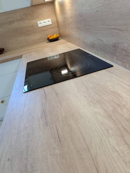 Cuisine avec plaque induction sur meuble four à tiroir