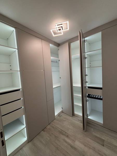 Dressing en L avec éclairage intégré et accessoires de rangement à budos