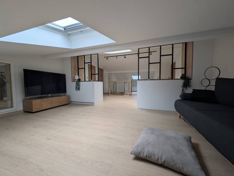 Placards à portes coulissantes faible hauteur sous rampant (façade blanc pur) avec niche ouverte et éclairée : l'astuce pour l'ameublement d'une pièce loisirs ou détente.