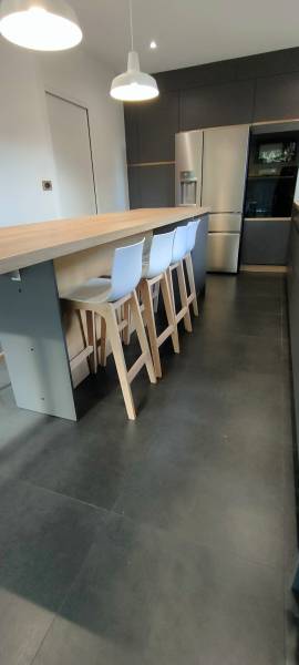 Cusiine avec grand ilôt central à La brède pour 8 personnes
