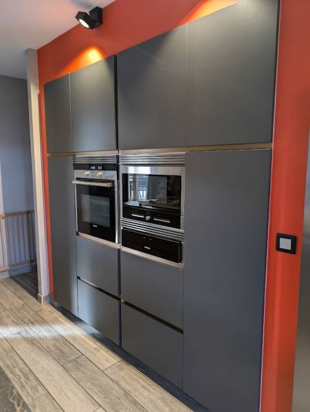 Zoom sur le nouveau plan de travail en céramique SimplyCeram (coloris Laurent). Matériau ultra-résistant pour un relooking réussi.