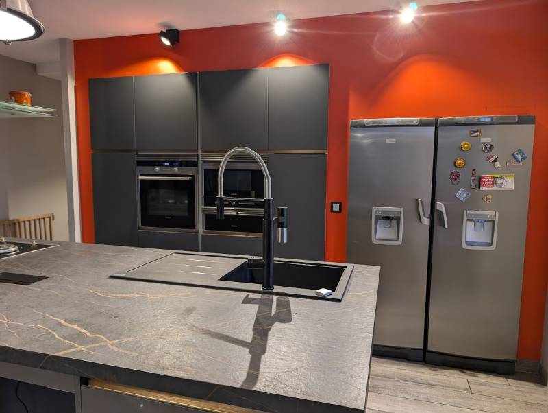 Changement de façade anthracite à Noaillan près de Langon : une rénovation moderne avec intégration des fours.