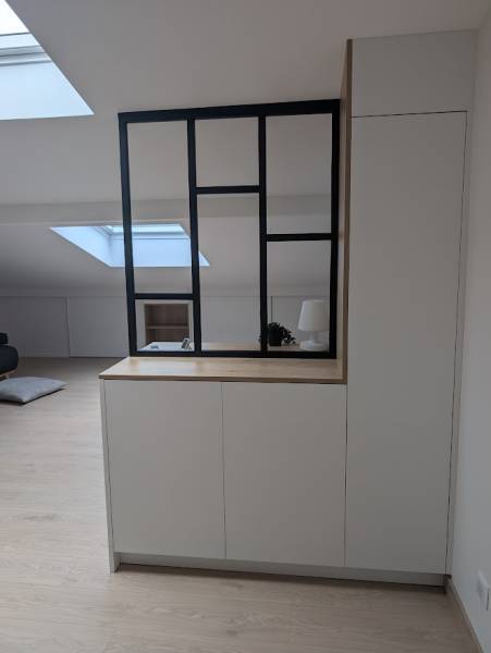 Façades mélaminées blanc pur et système Tip-on pour une ouverture sans poignées, idéal pour un design minimaliste.